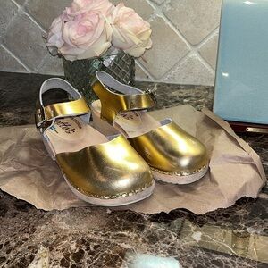 Lotta Stylish Gold Women's Clogs size 4/34